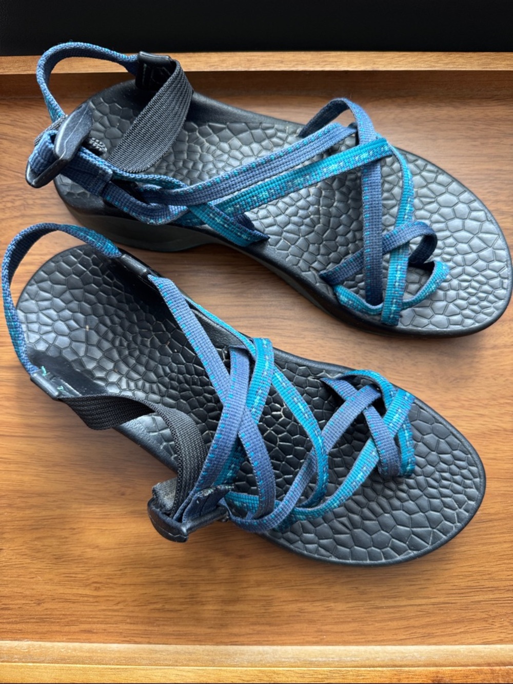 Chaco women’s toe loop sandals blue 8